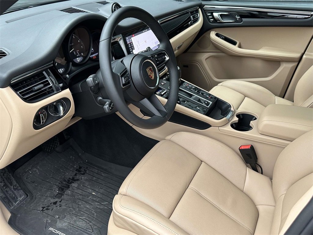 Used 2025 Porsche Macan image 4