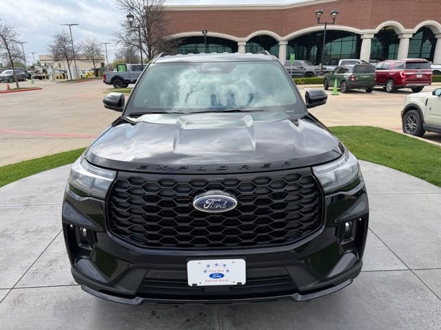 Used 2025 Ford Explorer ST-Line w/ ST-Line Street Pack AWD/4WD image 2