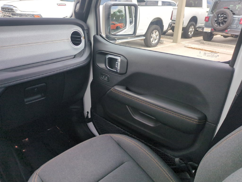 Used 2025 Jeep Wrangler Unlimited Sahara AWD/4WD image 18