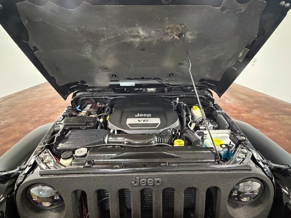 Used 2015 Jeep Wrangler Unlimited Sahara w/ Connectivity Group AWD/4WD image 85