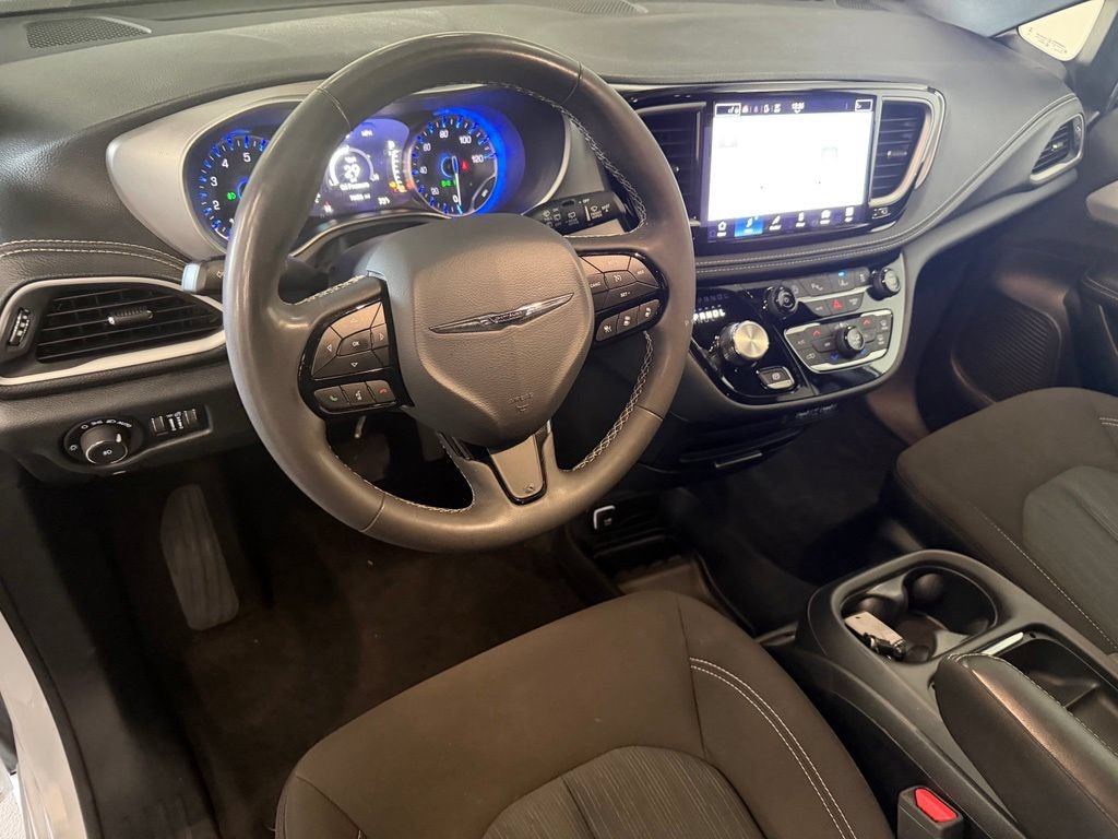Used 2024 Chrysler Pacifica Touring FWD image 11