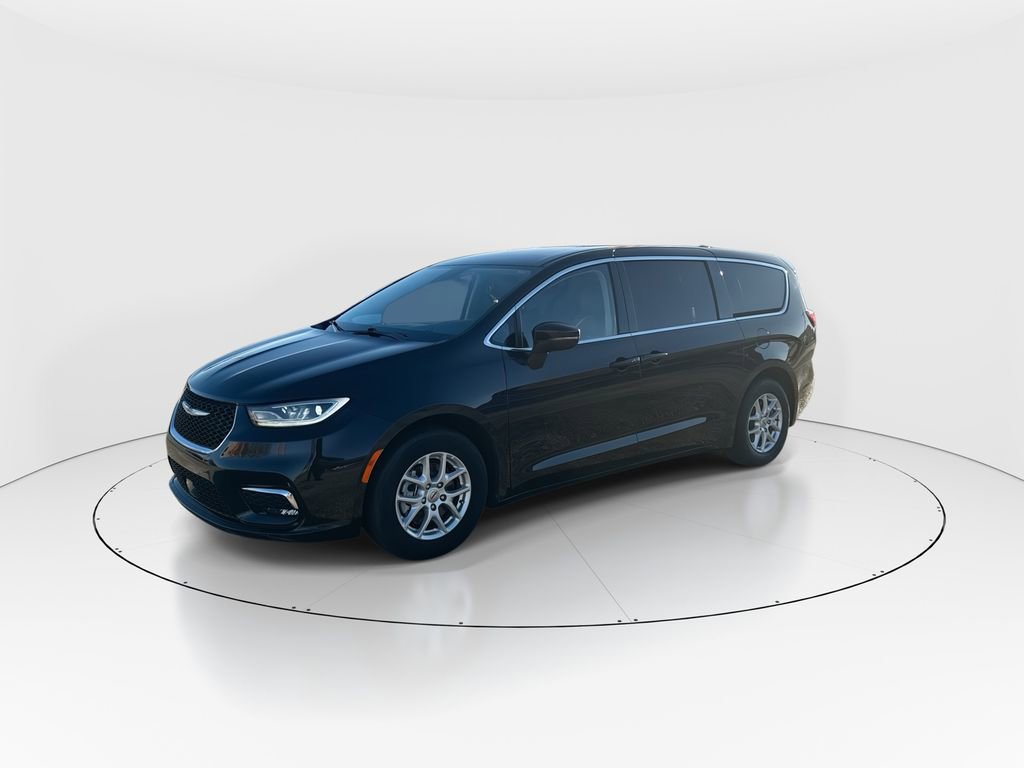 Used 2023 Chrysler Pacifica Touring-L image 4