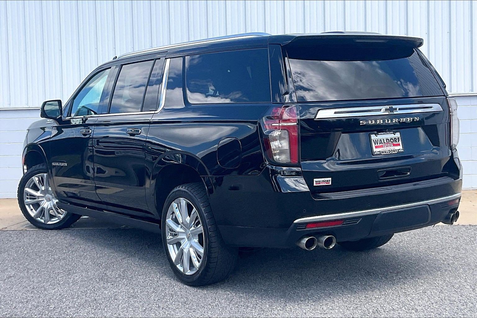 Used 2021 Chevrolet Suburban High Country w/ Premium Package AWD/4WD image 15