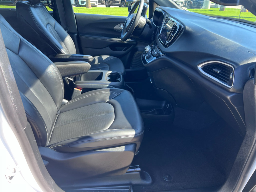 Used 2025 Chrysler Pacifica Select FWD image 15