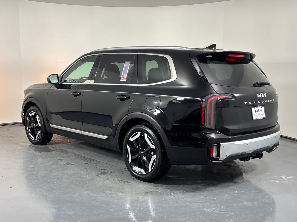 Used 2024 Kia Telluride EX w/ EX Captain's Chair Package image 4