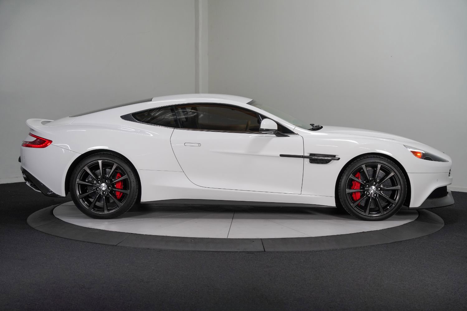 Used 2014 Aston Martin Vanquish Coupe image 8