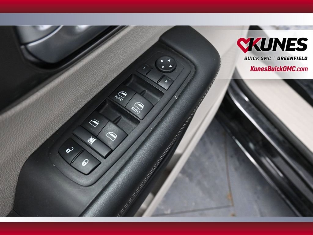 Used 2024 Chrysler Pacifica Select FWD image 29