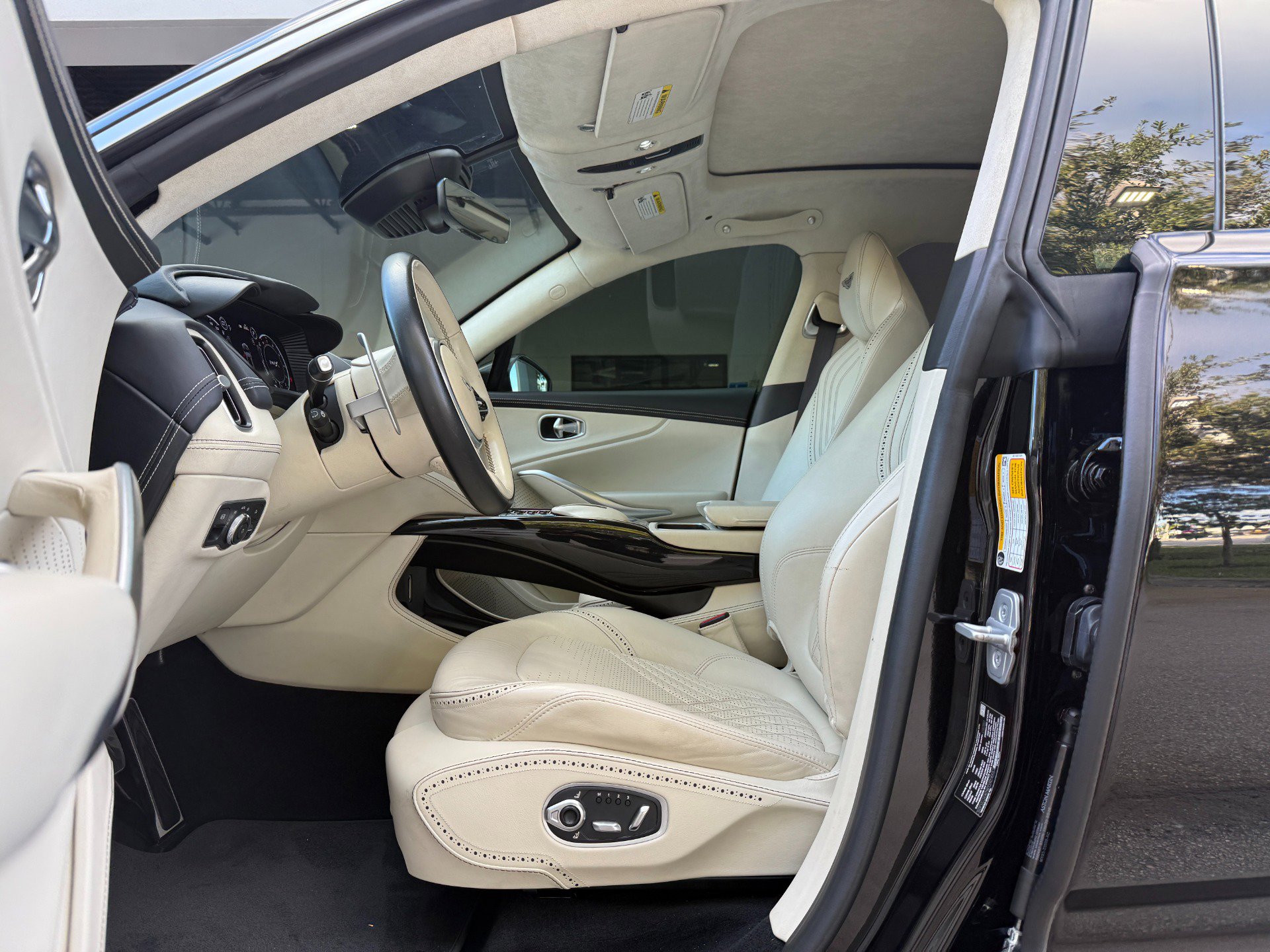 Used 2021 Aston Martin DBX image 21