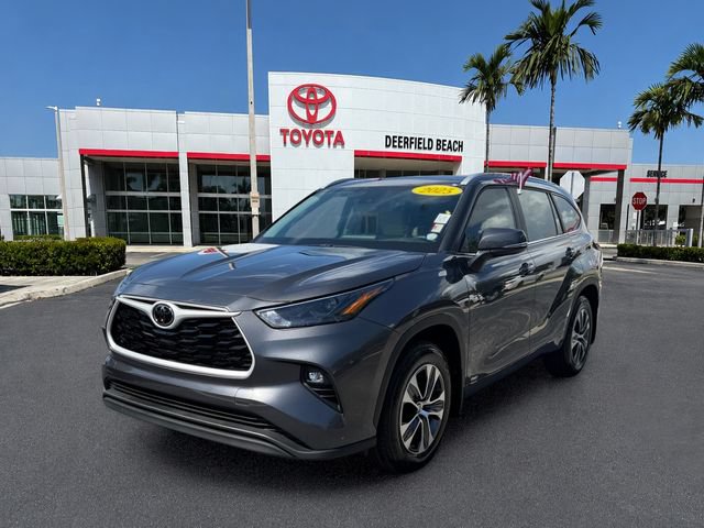 Certified 2025 Toyota Highlander XLE AWD/4WD image 3