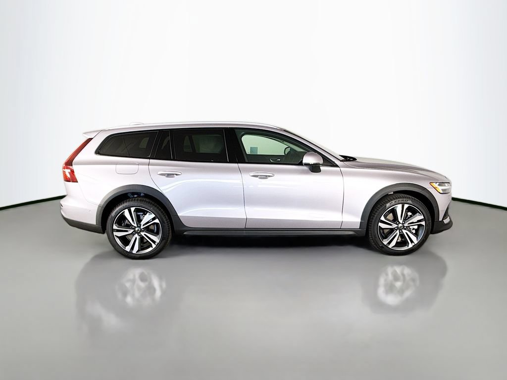New 2026 Volvo V60 B5 Cross Country Plus w/ Climate Package AWD/4WD image 8