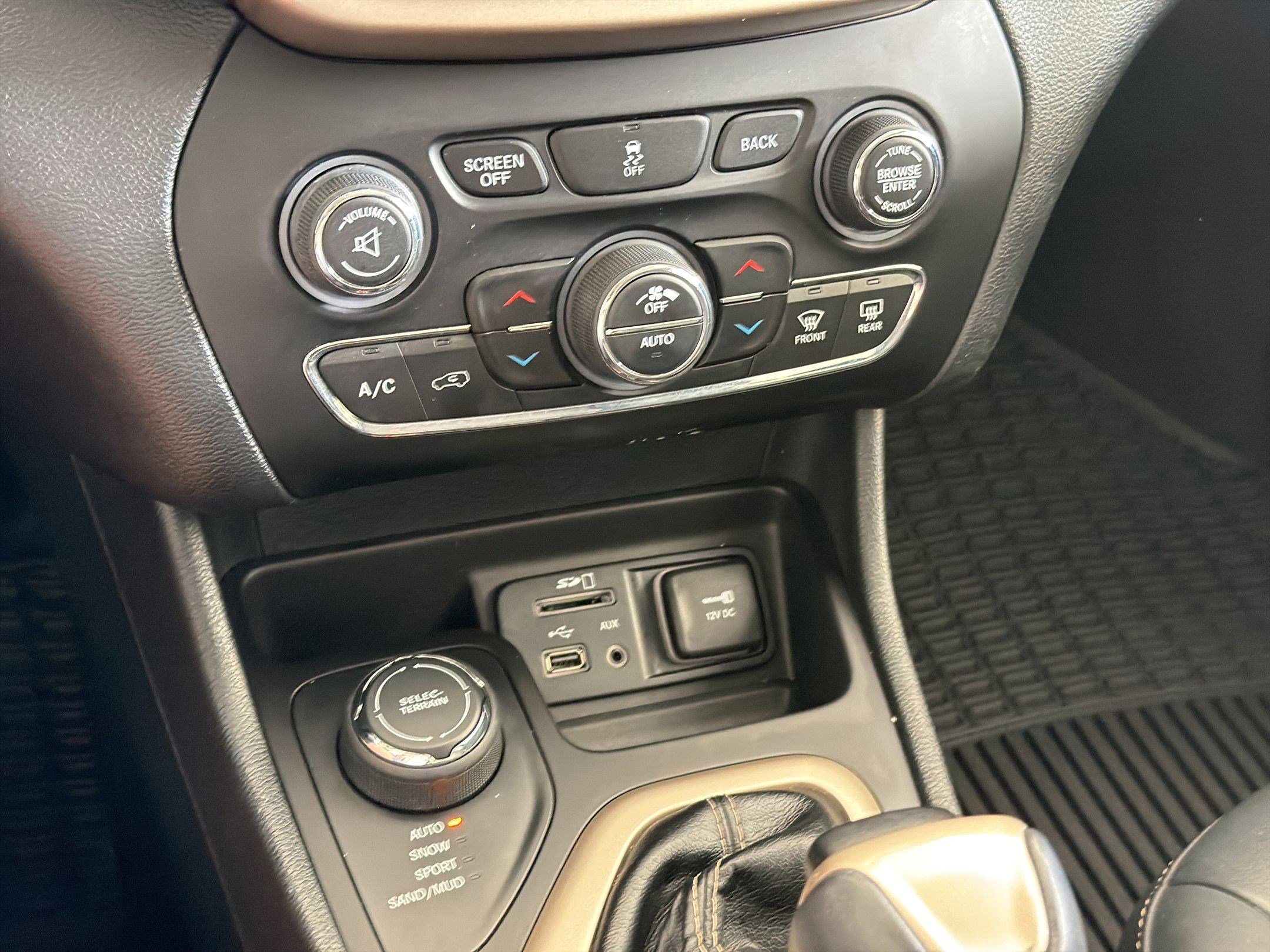 Used 2016 Jeep Cherokee Limited image 16