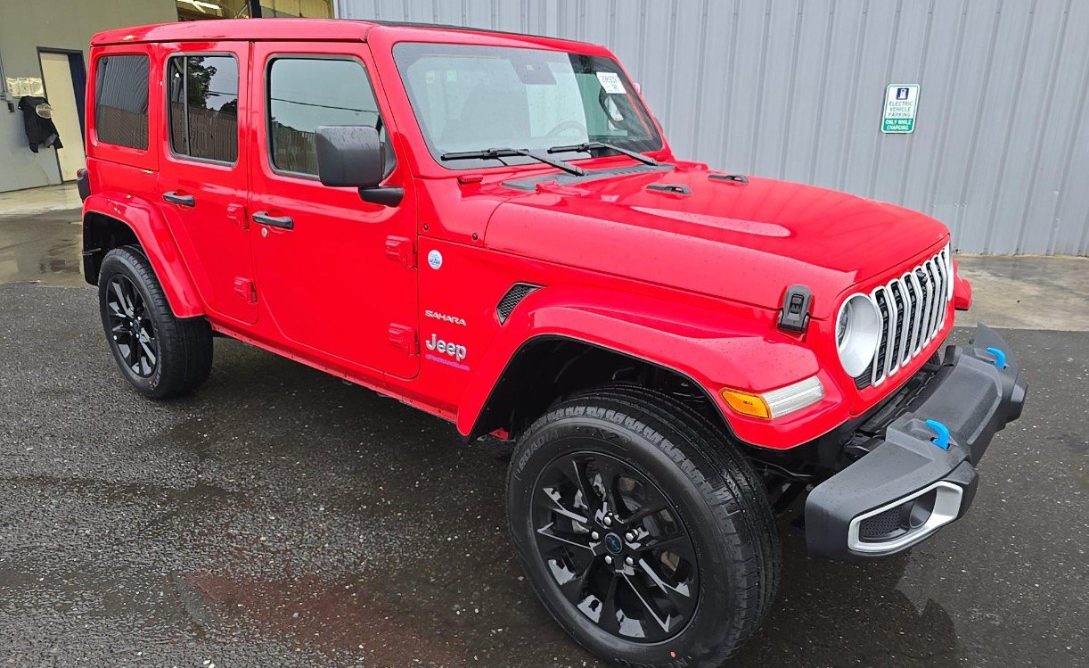 Used 2024 Jeep Wrangler Unlimited Sahara w/ Technology Group AWD/4WD image 2