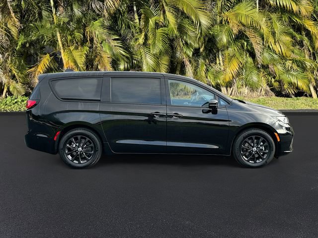 Used 2024 Chrysler Pacifica Select image 4