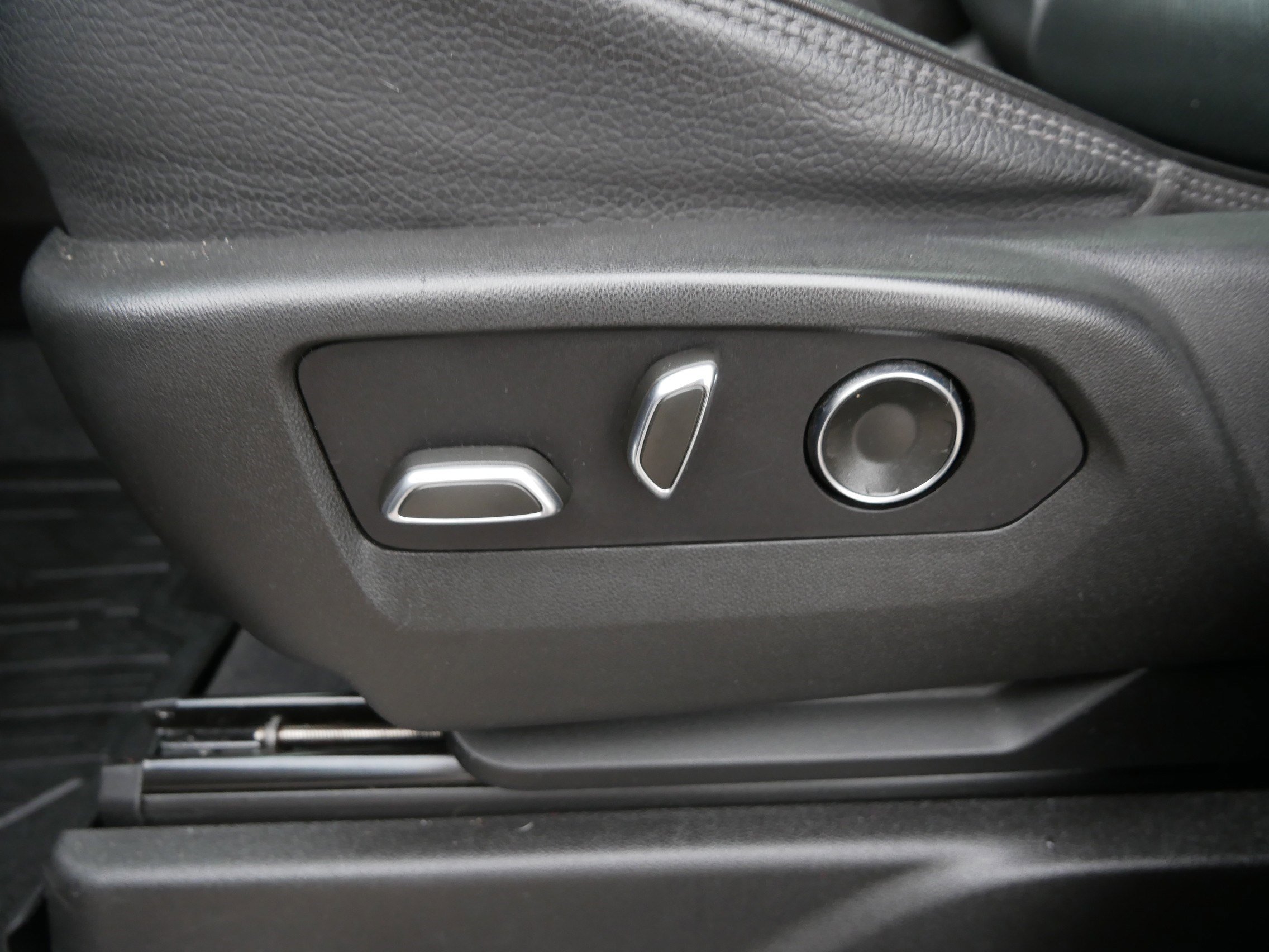 Used 2021 GMC Yukon Denali w/ Denali Premium Package image 24