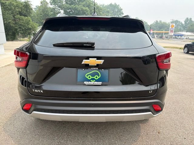 Used 2025 Chevrolet Trax LT w/ Sunroof Package FWD image 4