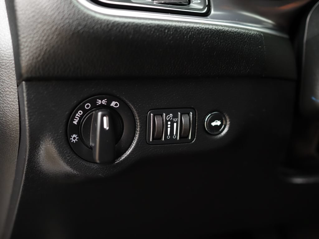 Used 2016 Dodge Challenger SXT RWD image 10
