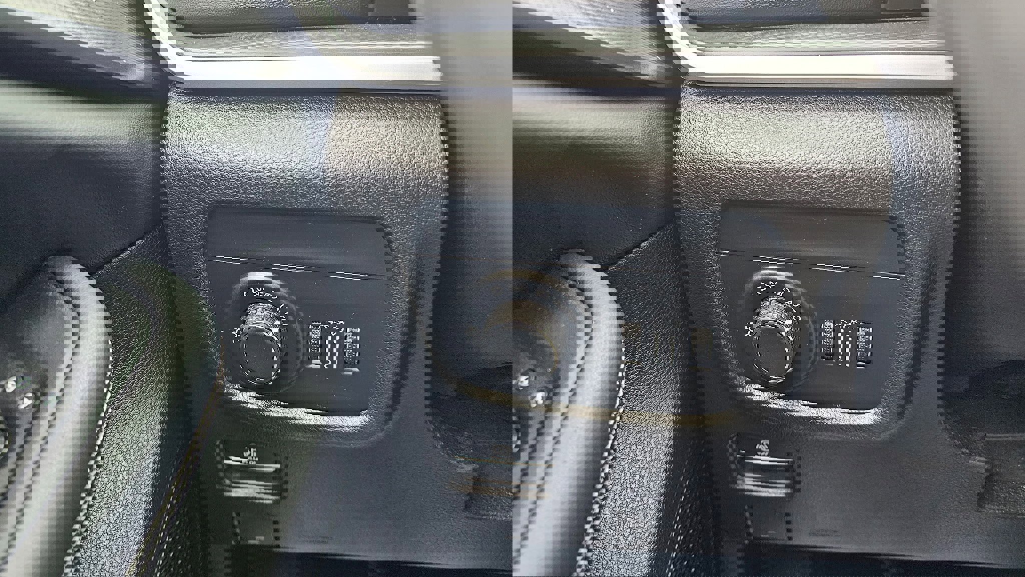 Used 2023 Jeep Grand Cherokee L Laredo image 31