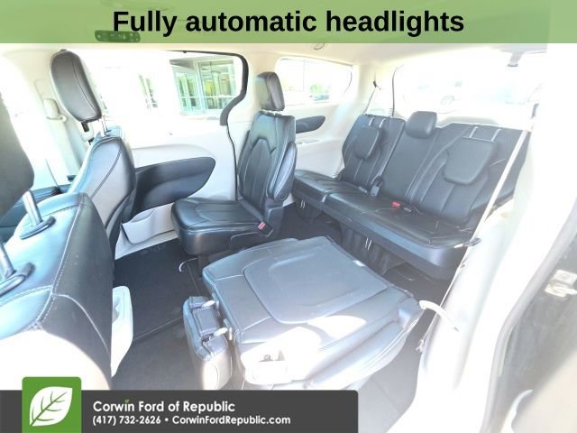 Used 2024 Chrysler Pacifica Touring-L image 10