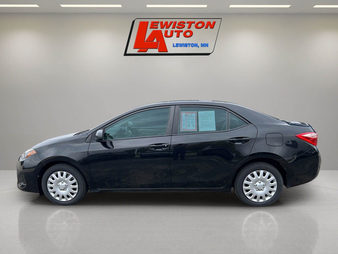 Used 2017 Toyota Corolla LE w/ Carpet Mat Package (TMS) FWD image 10