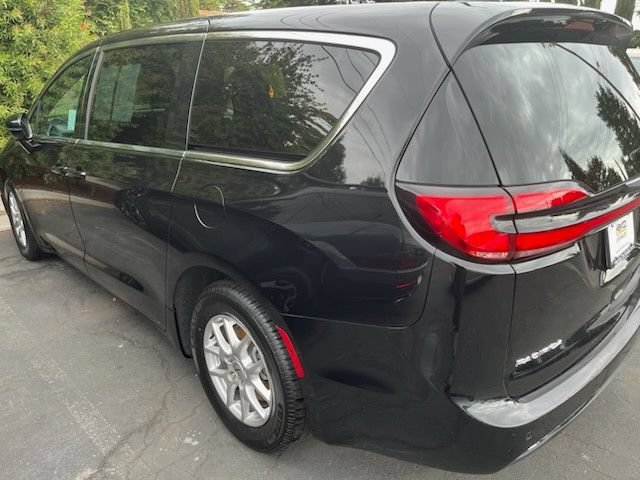 Used 2025 Chrysler Pacifica Select FWD image 3