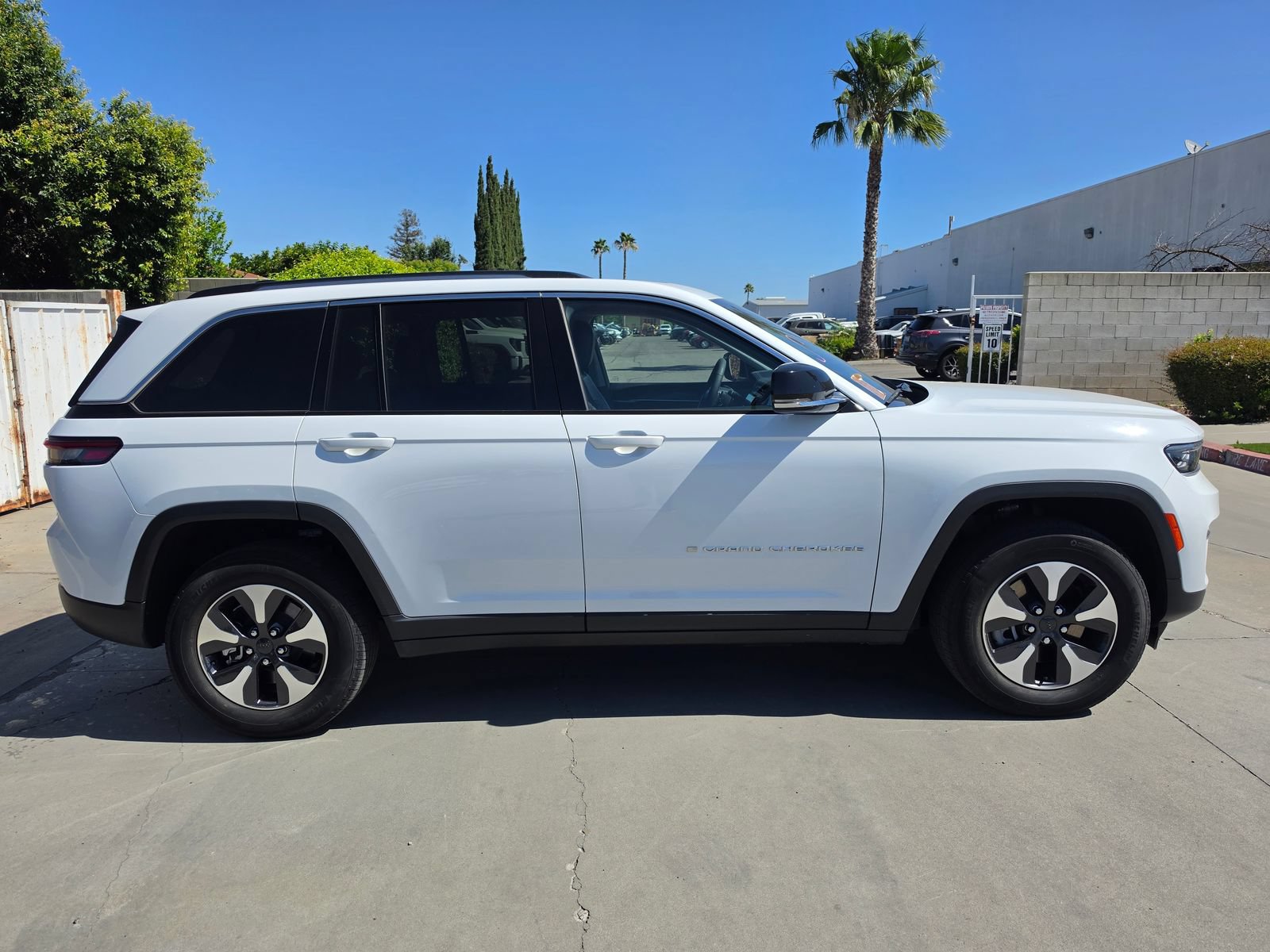 Used 2023 Jeep Grand Cherokee 4WD 4xe w/ Luxury Tech Group II image 3