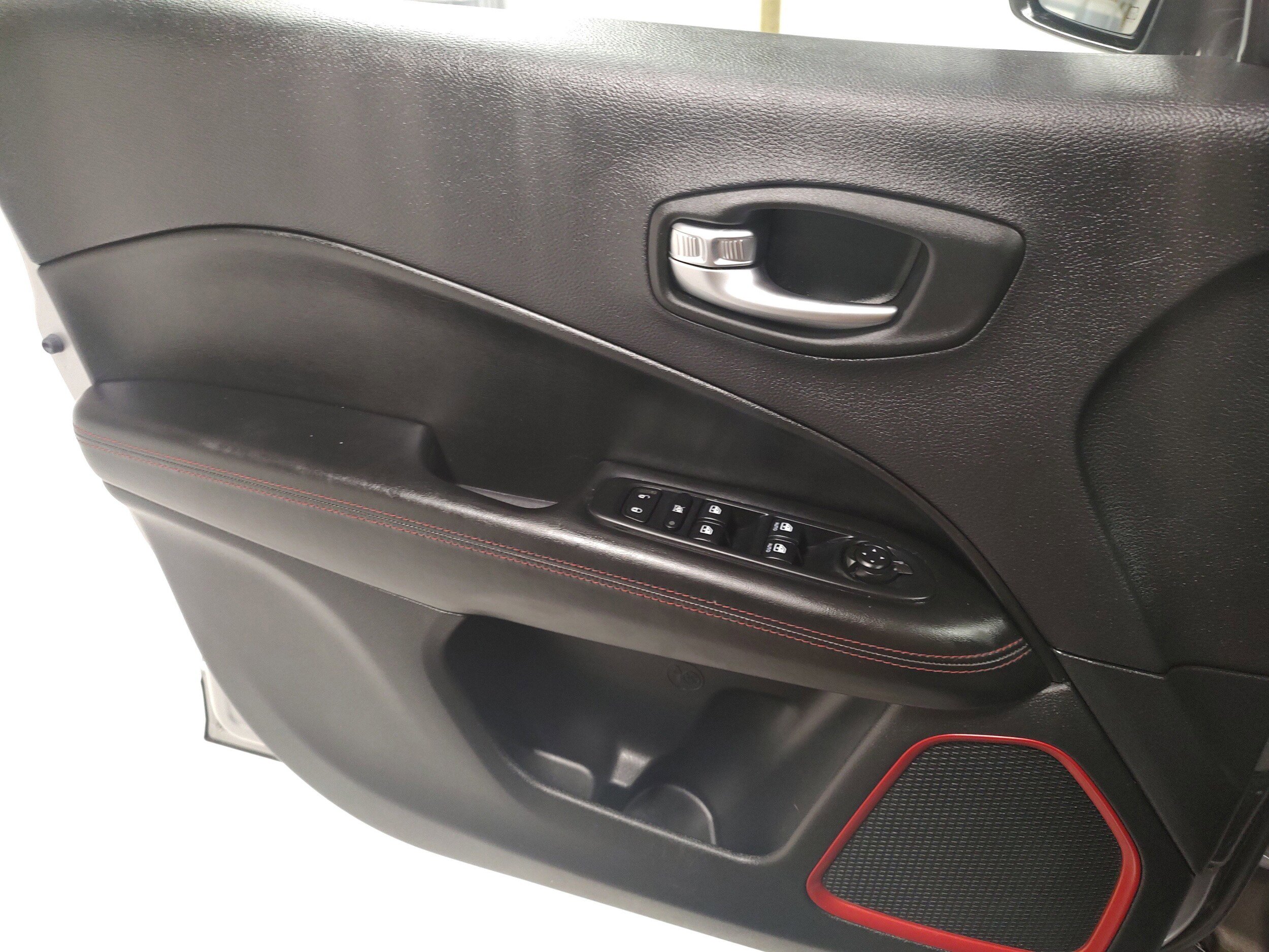 Used 2018 Jeep Compass Trailhawk w/ Cold Weather Group AWD/4WD image 9