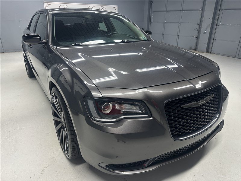 Used 2019 Chrysler 300 Touring w/ Sport Appearance Package RWD image 9