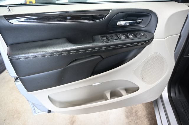 Used 2017 Dodge Grand Caravan SXT FWD image 27