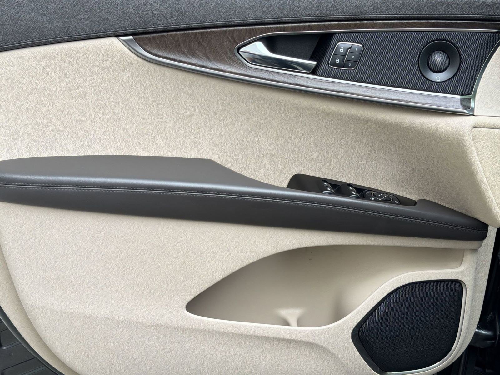 Used 2020 Lincoln Nautilus Reserve image 13