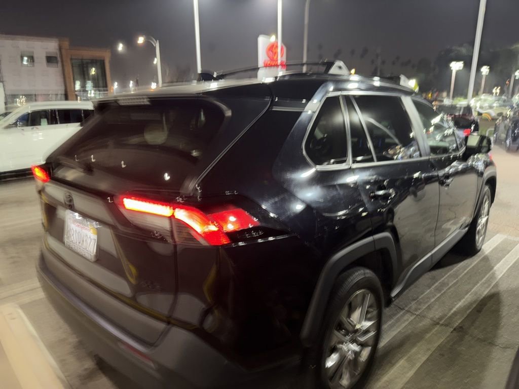 Used 2020 Toyota RAV4 XLE Premium image 9