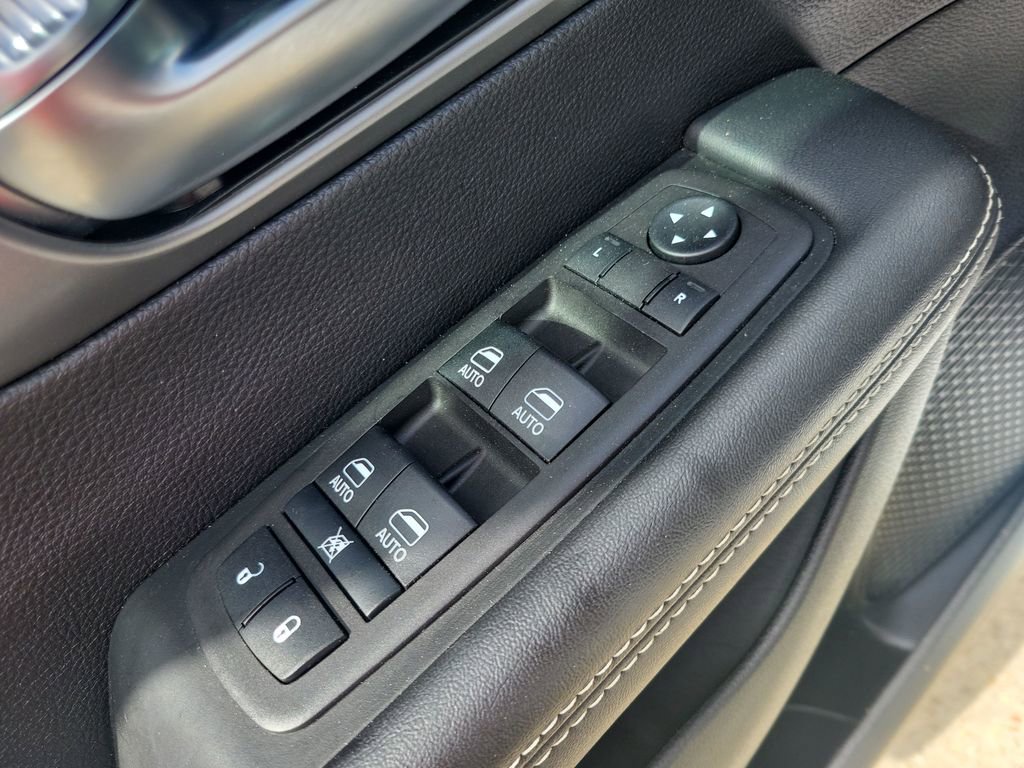 Used 2025 Chrysler Pacifica Select image 14