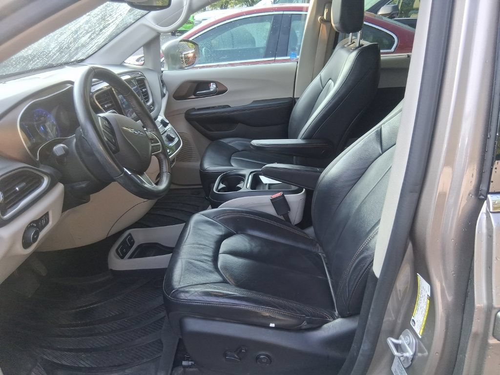 Used 2017 Chrysler Pacifica Touring-L w/ Tire & Wheel Group FWD image 10