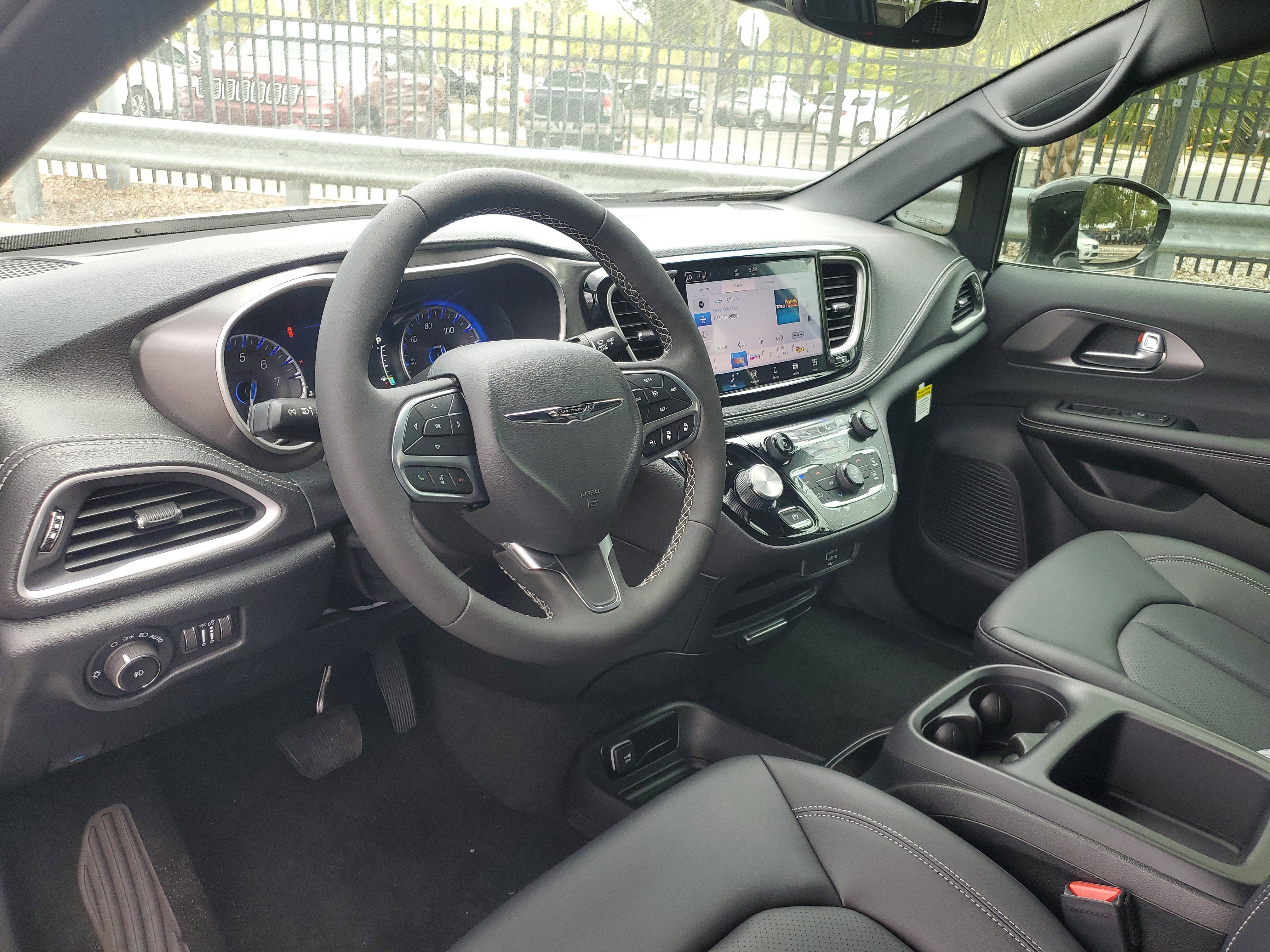 New 2026 Chrysler Pacifica Select image 12