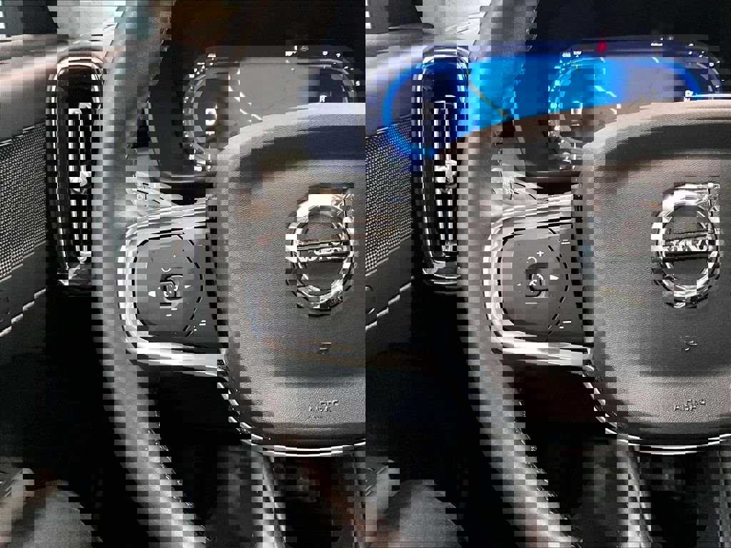 Used 2025 Volvo XC40 B5 Plus image 18