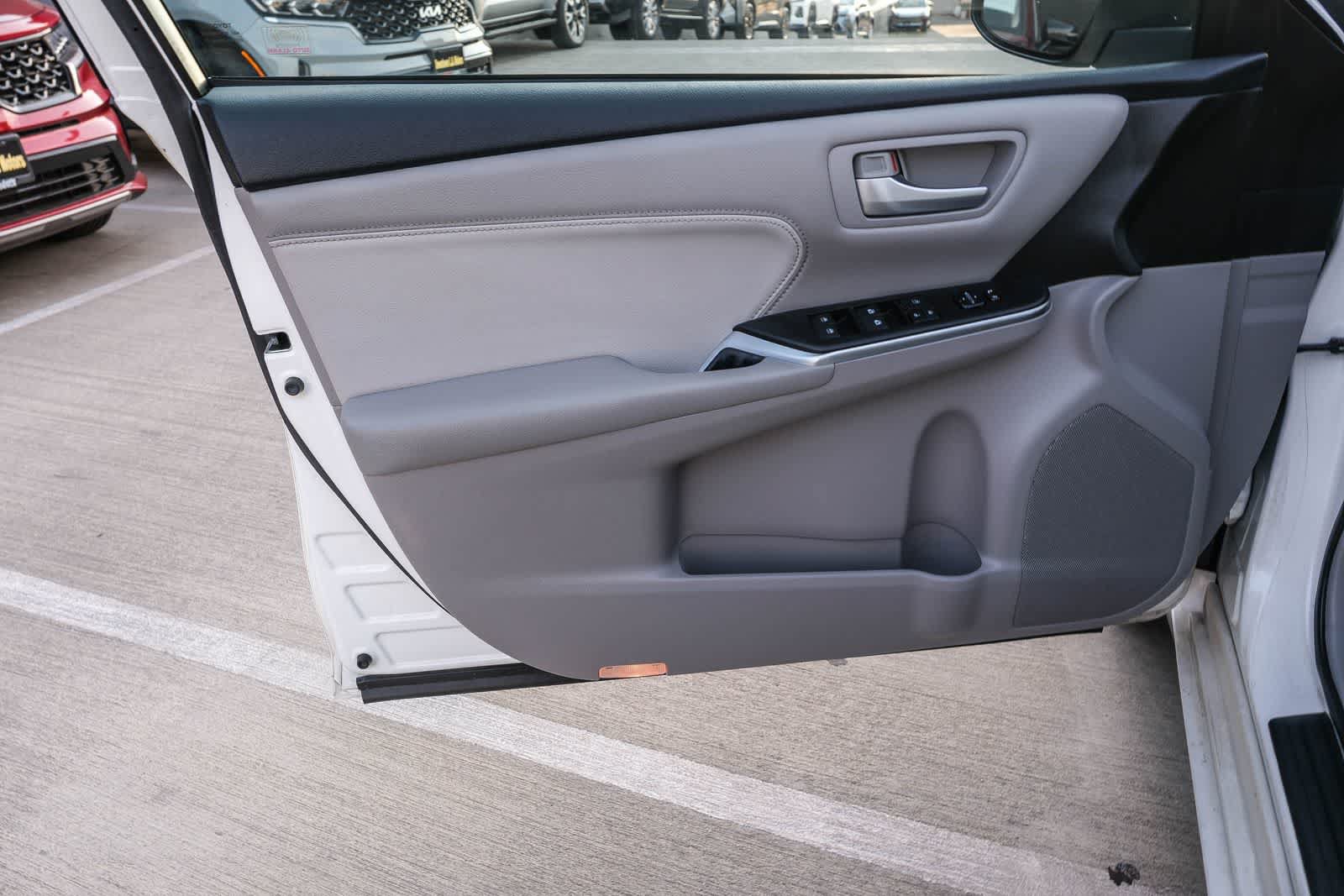 Used 2017 Toyota Camry XLE w/ Moonroof Package FWD image 23