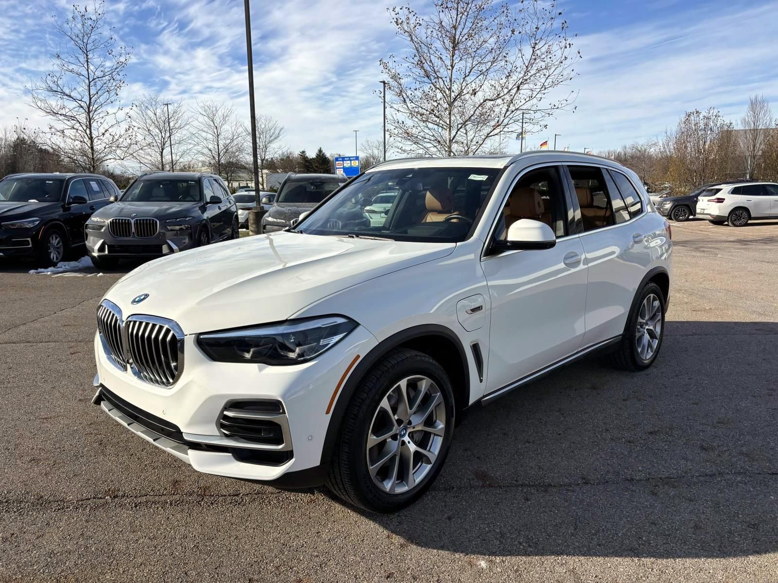 Used 2023 BMW X5 xDrive45e w/ Parking Assistance Package image 3