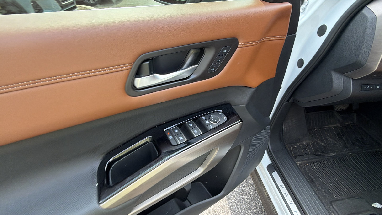 Used 2025 Nissan Pathfinder Platinum w/ Cargo Package FWD image 15