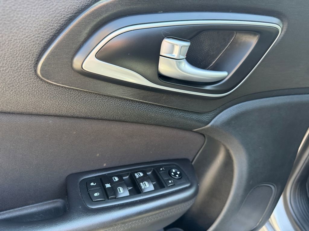 Used 2015 Chrysler 200 Limited FWD image 11