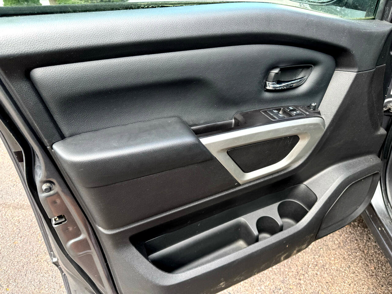 Used 2024 Nissan Titan SV image 9
