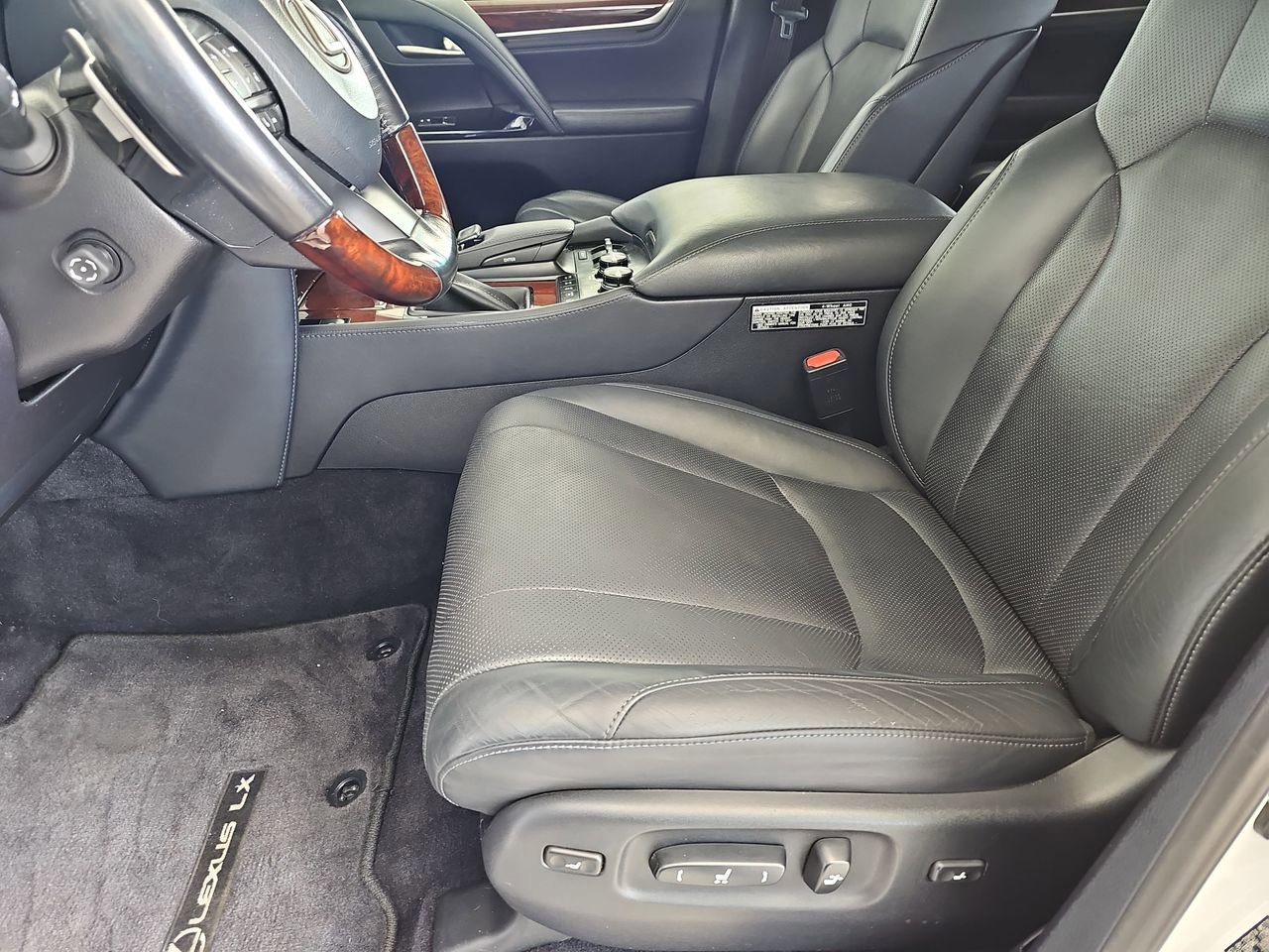 Used 2016 Lexus LX 570 4WD w/ Luxury Package image 20