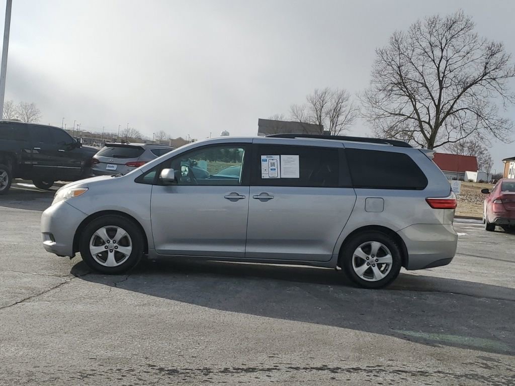 Used 2015 Toyota Sienna LE image 4