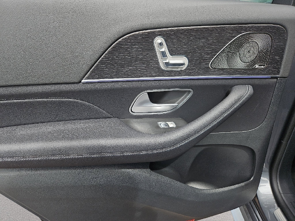 Used 2025 Mercedes-Benz GLS 450 4MATIC image 16