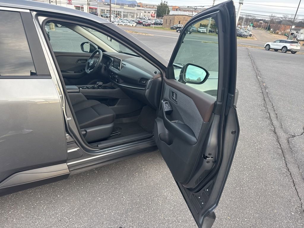 Used 2023 Nissan Rogue S image 23