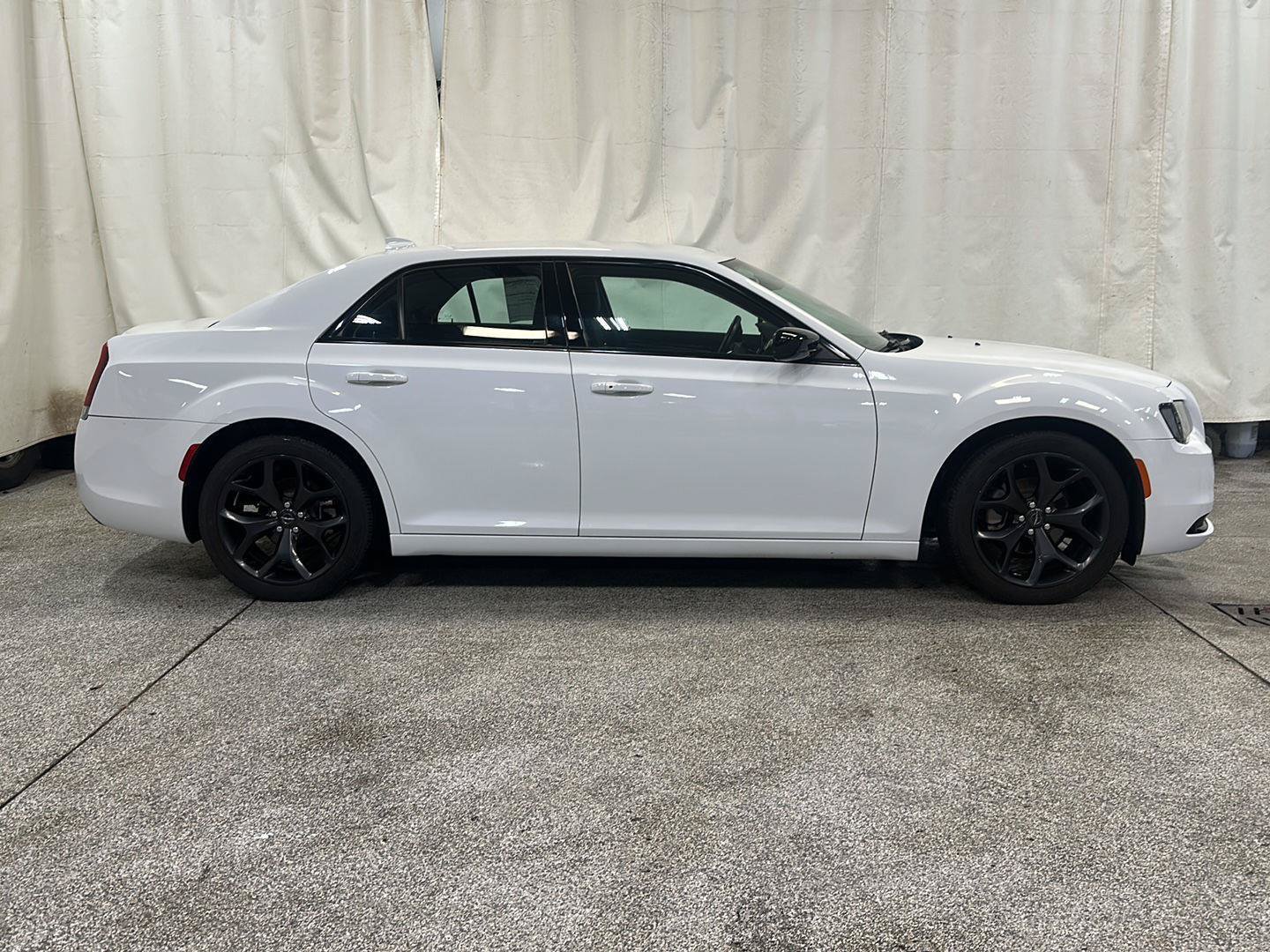 Used 2021 Chrysler 300 Touring w/ Sport Appearance Package RWD image 6