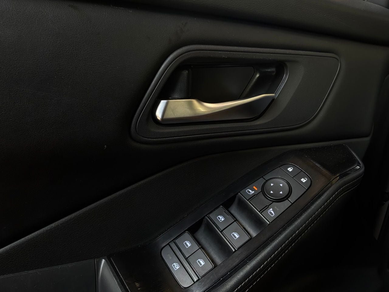 Used 2025 Nissan Rogue SV FWD image 21