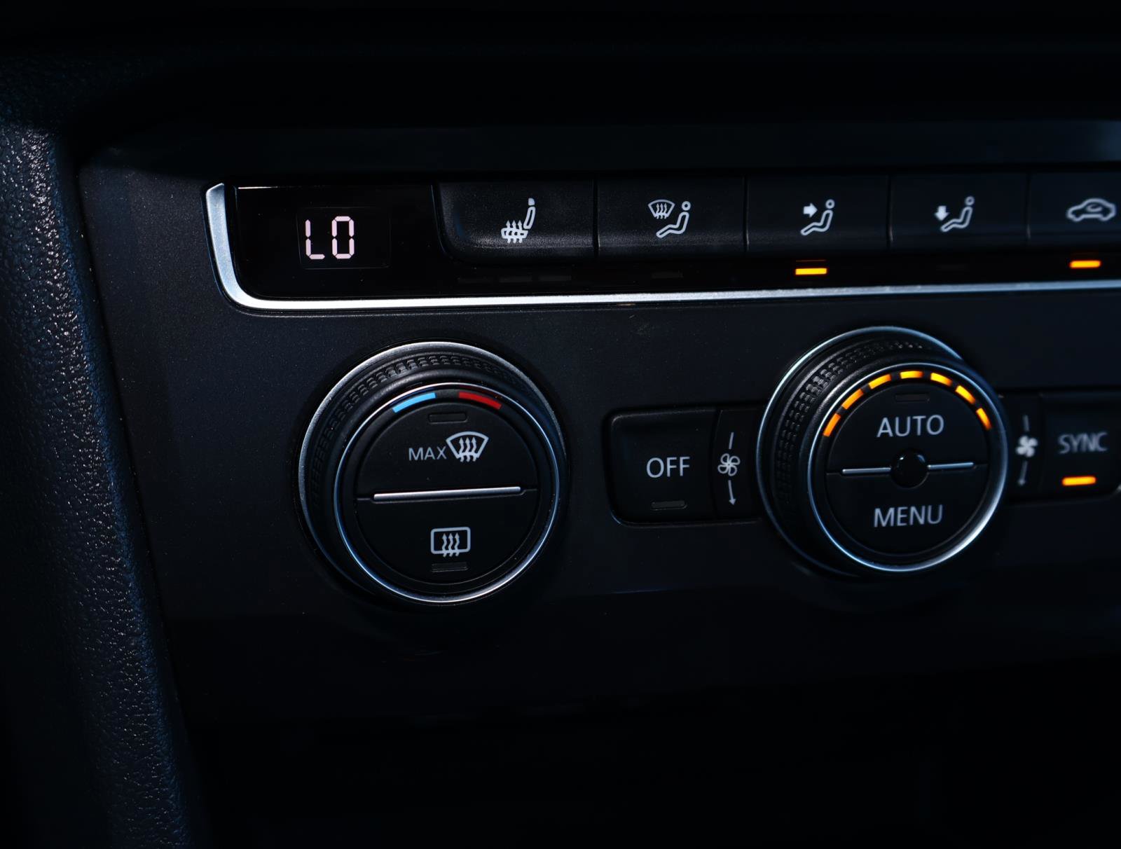 Used 2020 Volkswagen Tiguan SE image 28