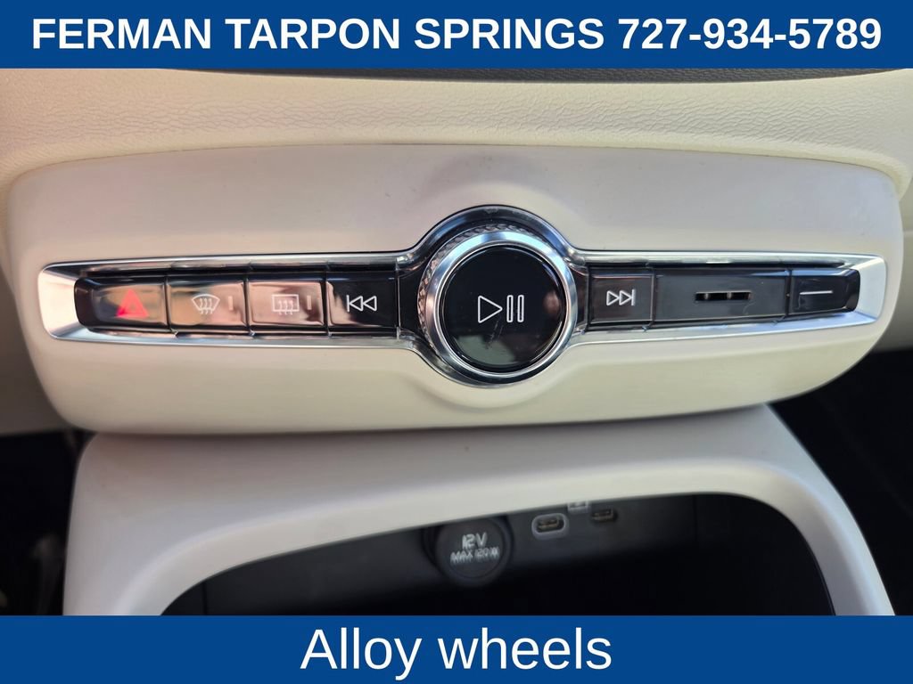 Certified 2023 Volvo XC40 B5 Plus AWD/4WD image 28
