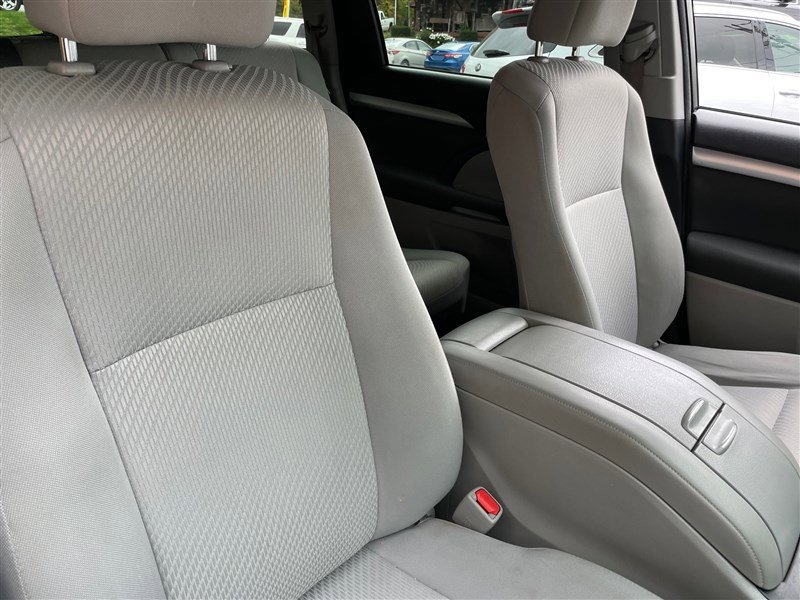 Used 2017 Toyota Highlander LE image 6