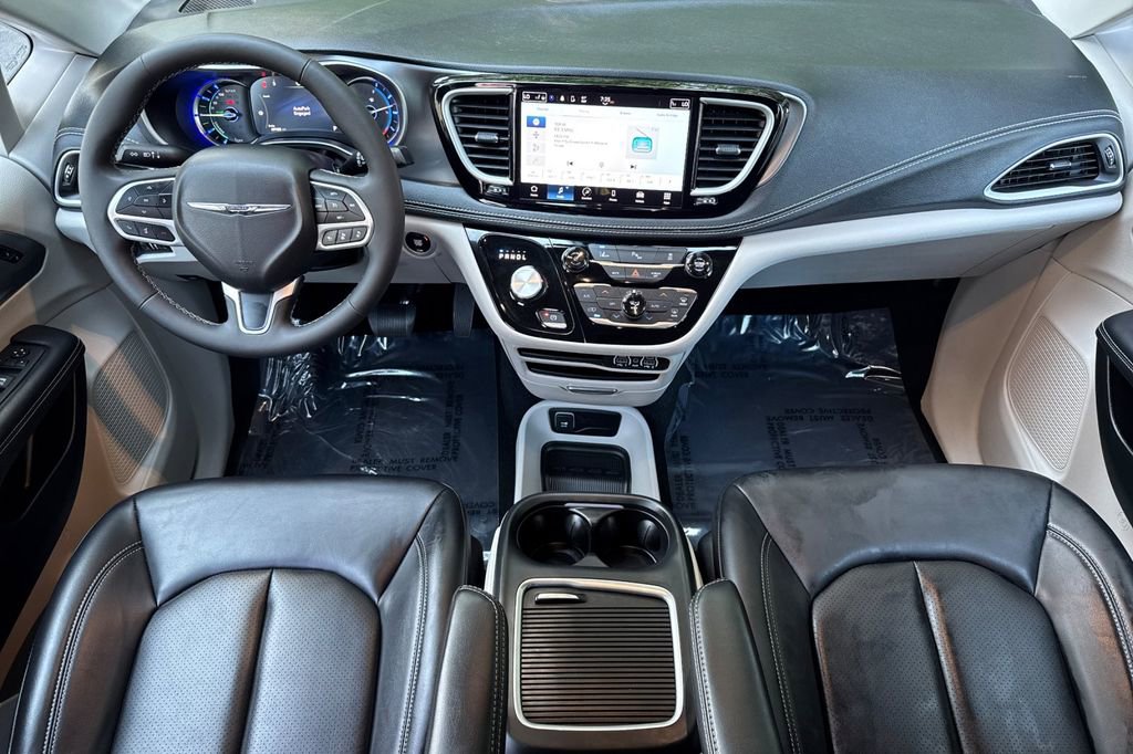 Used 2023 Chrysler Pacifica Touring-L image 12