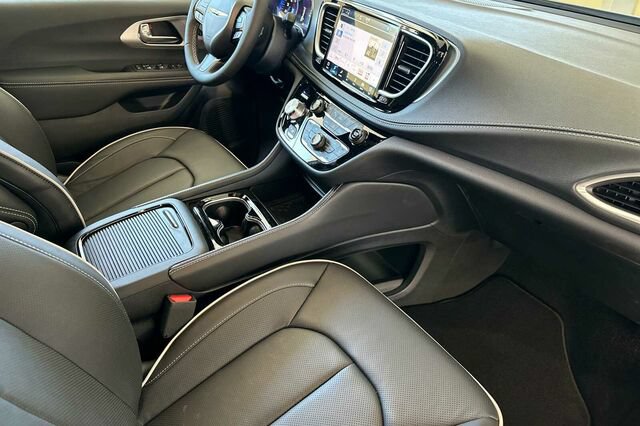 New 2025 Chrysler Pacifica Limited AWD/4WD image 12